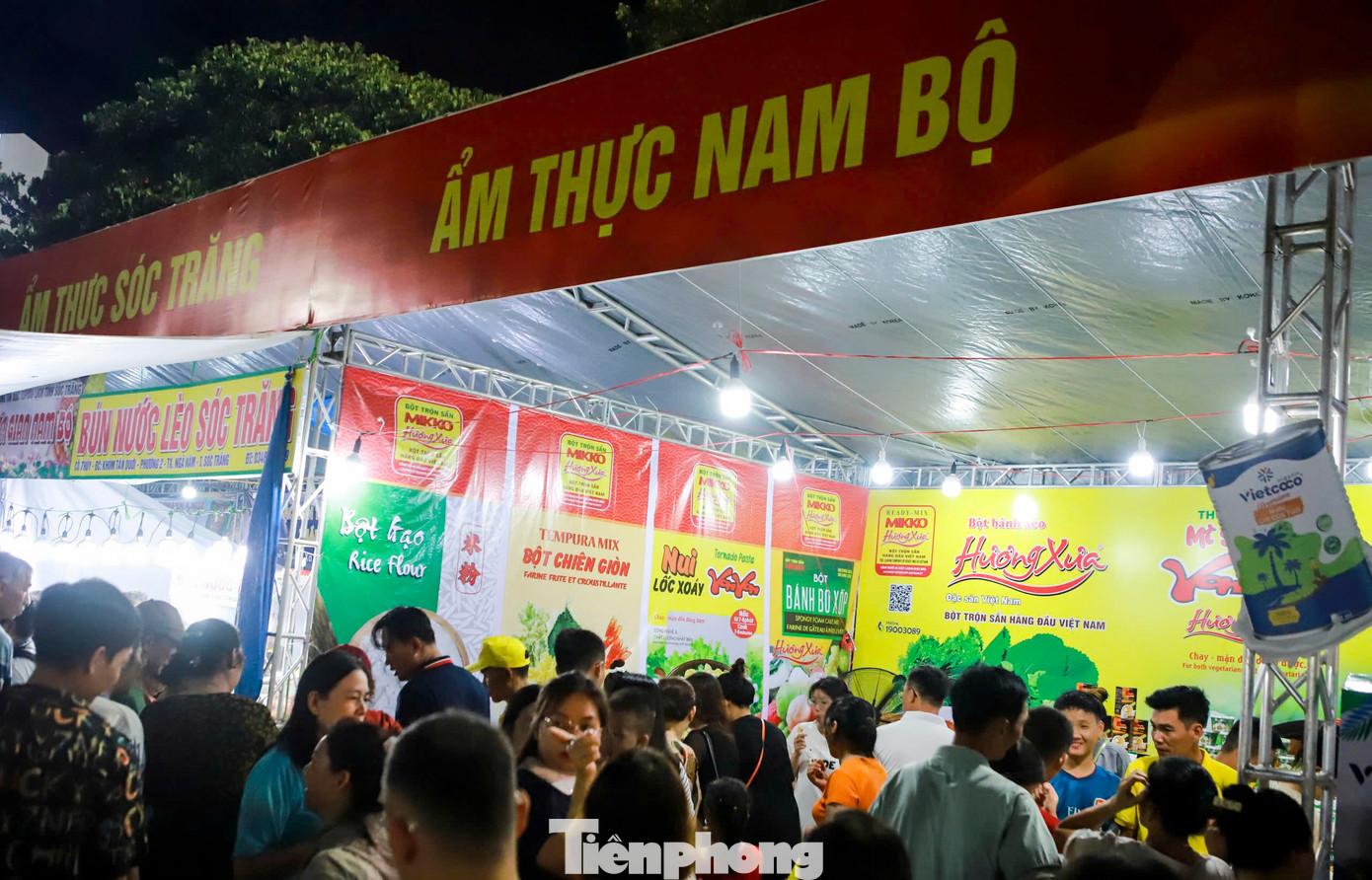 Khung cảnh náo nhiệt tại các gian hàng. Ảnh: Trương Định