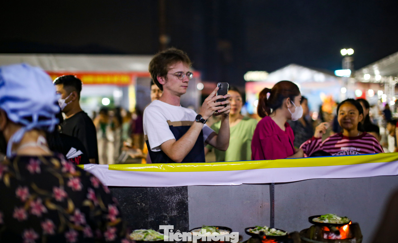 Chị Quỳnh Anh (38 tuổi, TPHCM) chia sẻ, đây là thứ 2 đến với Quy Nhơn, chị cảm nhận được sự ấm áp của thành phố này, người dân chan hòa, tình cảm. Theo chị Anh, Quy Nhơn một thành phố có bãi biển đẹp, nước biển trong xanh và đặc biệt món ăn ở đây rất ngon. Ảnh: Trương Định