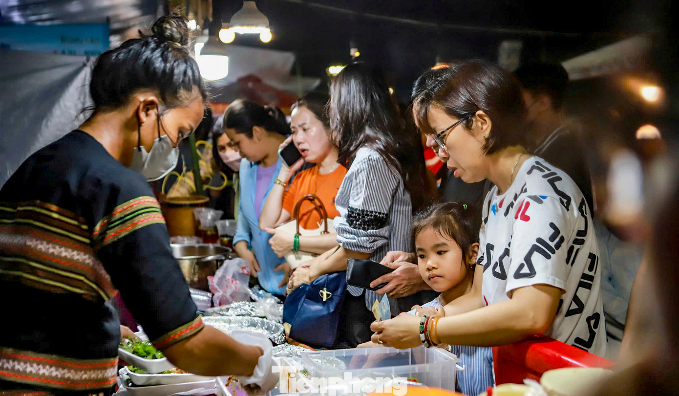 Biển người chen chân thưởng thức ẩm thực. Ảnh: Trương Định