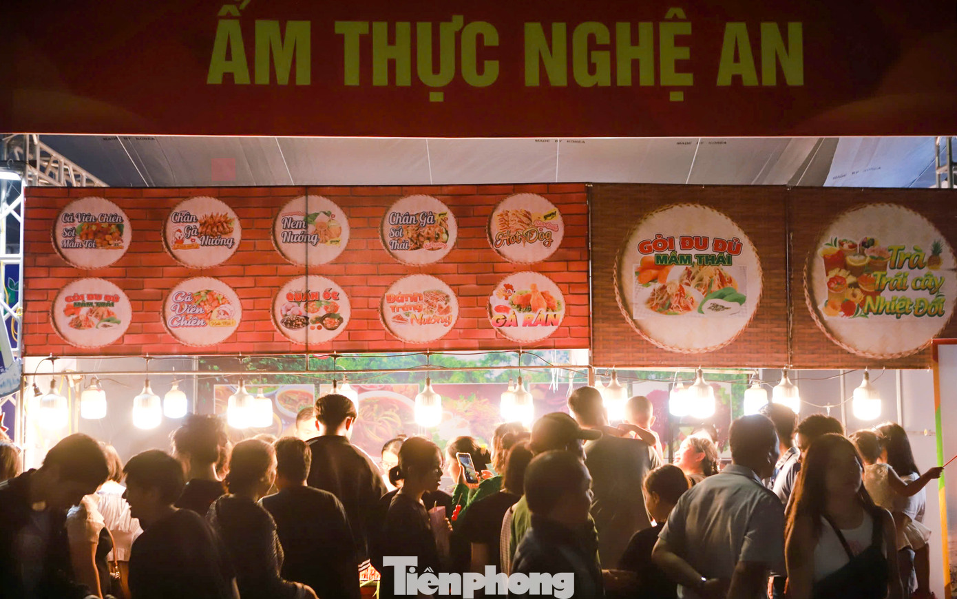 Biển người chen chân thưởng thức ẩm thực. Ảnh: Trương Định