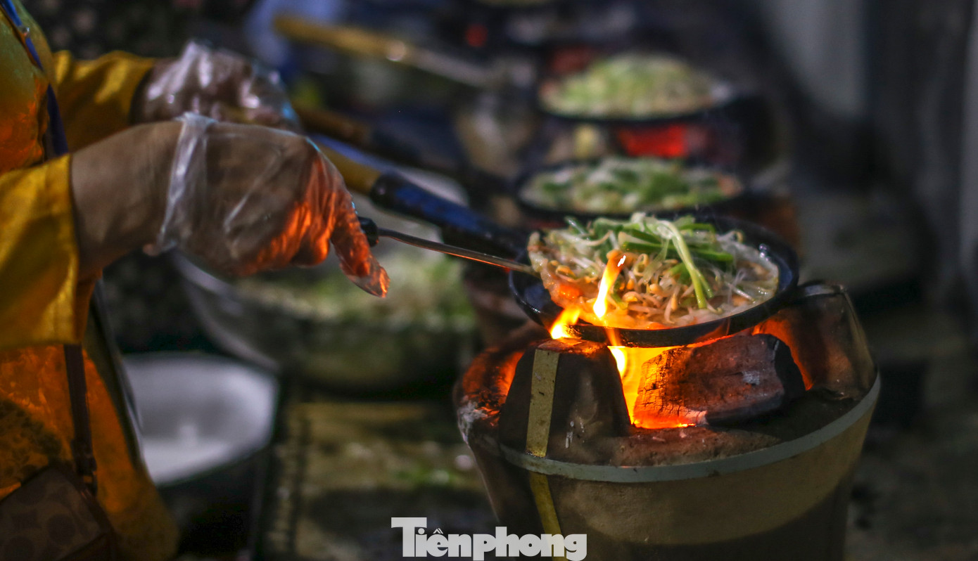 Chị Quỳnh Anh (38 tuổi, TPHCM) chia sẻ, đây là thứ 2 đến với Quy Nhơn, chị cảm nhận được sự ấm áp của thành phố này, người dân chan hòa, tình cảm. Theo chị Anh, Quy Nhơn một thành phố có bãi biển đẹp, nước biển trong xanh và đặc biệt món ăn ở đây rất ngon. Ảnh: Trương Định