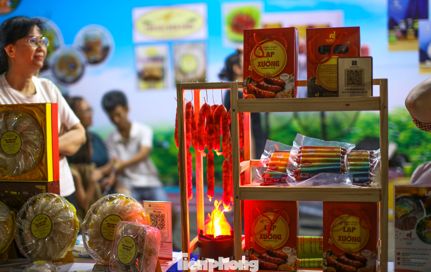 Người dân mua sắm tại các gian hàng sản phẩm OCOP. Ảnh: Trương Định