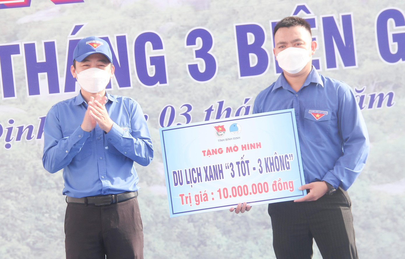 Tặng mô hình Du lịch xanh “3 tốt - 3 không” cho Câu lạc bộ thanh niên phát triển du lịch xã Nhơn Hải. Ảnh: Trương Định
