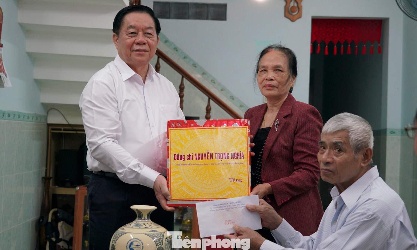 Trưởng Ban Tuyên giáo và Dân vận Trung ương tặng quà cho Anh hùng lực lượng vũ trang Lê Bá Thọ. Ảnh: Trương Định. Trưởng Ban Tuyên giáo và Dân vận Trung ương tặng quà cho Anh hùng lực lượng vũ trang Lê Bá Thọ. Ảnh: Trương Định.