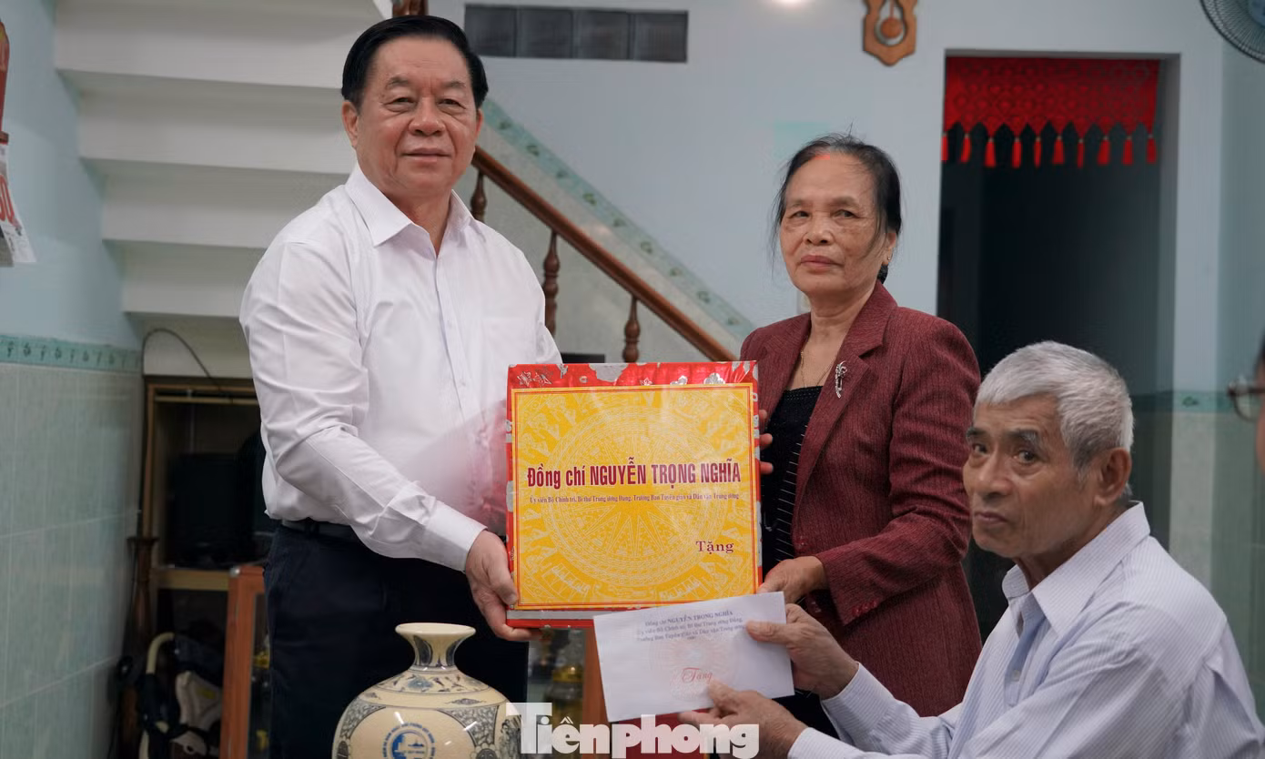 Trưởng Ban Tuyên giáo và Dân vận Trung ương tặng quà cho Anh hùng lực lượng vũ trang Lê Bá Thọ. Ảnh: Trương Định. Trưởng Ban Tuyên giáo và Dân vận Trung ương tặng quà cho Anh hùng lực lượng vũ trang Lê Bá Thọ. Ảnh: Trương Định.