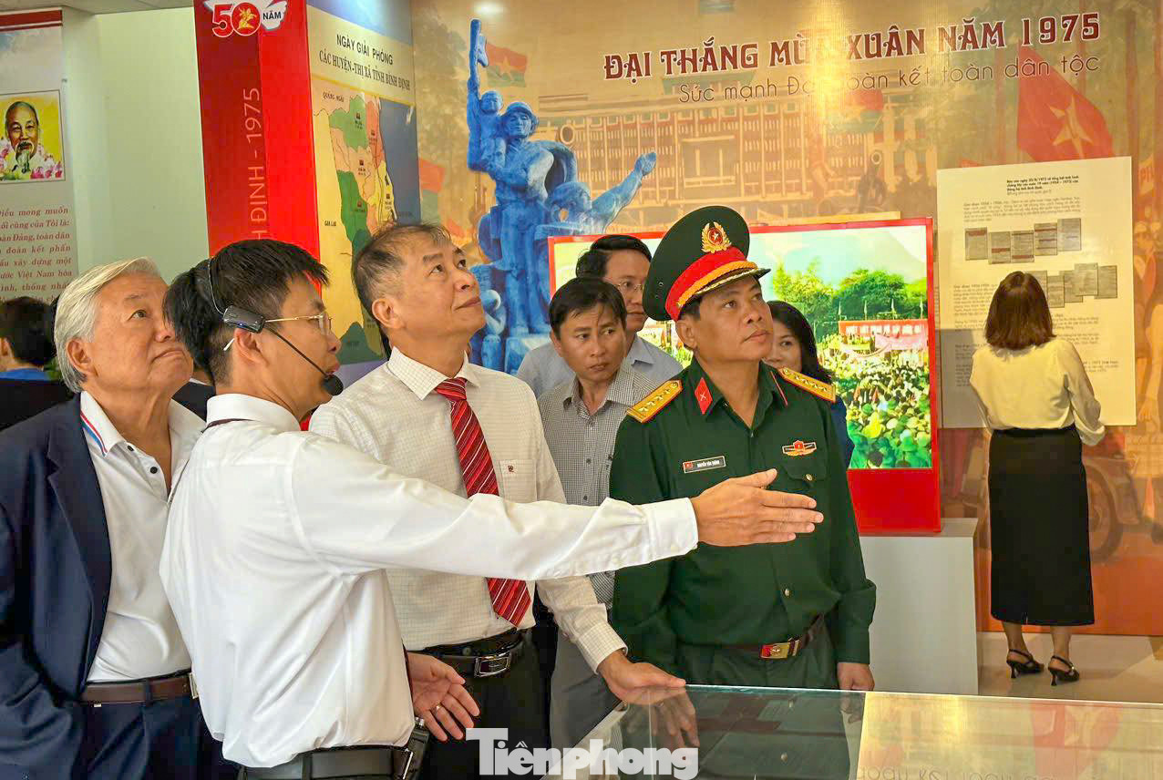 Hơn 1.000 tài liệu, tư liệu, hình ảnh được triển lãm, nhằm giới thiệu đến công chúng chặng đường 50 năm xây dựng, phát triển tỉnh Bình Định. Ảnh: Trường Định. Hơn 1.000 tài liệu, tư liệu, hình ảnh được triển lãm, nhằm giới thiệu đến công chúng chặng đường 50 năm xây dựng, phát triển tỉnh Bình Định. Ảnh: Trường Định.