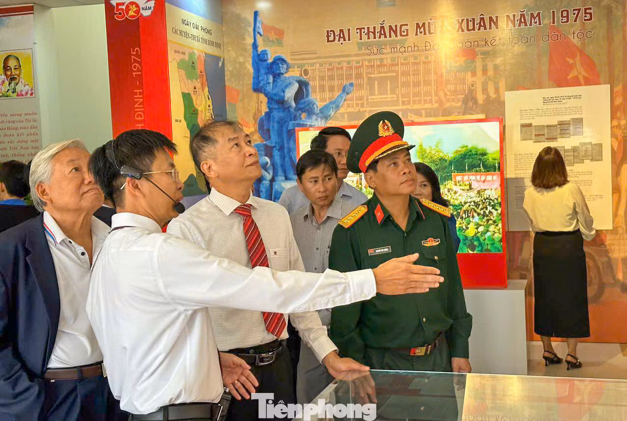 Hơn 1.000 tài liệu, tư liệu, hình ảnh được triển lãm, nhằm giới thiệu đến công chúng chặng đường 50 năm xây dựng, phát triển tỉnh Bình Định. Ảnh: Trường Định.