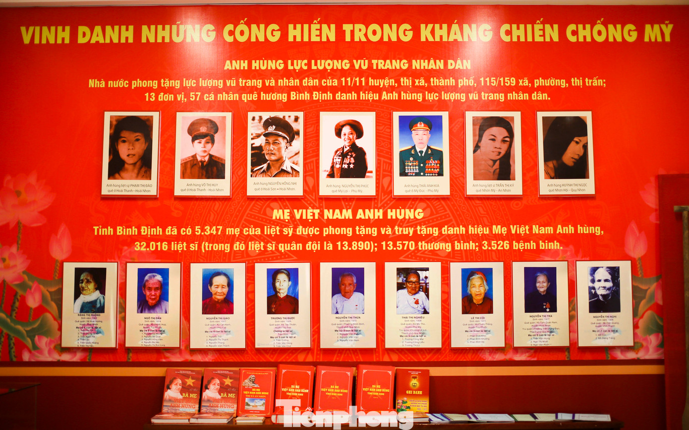 Những Anh hùng lực lượng vũ trang và Mẹ Việt Nam Anh hùng được vinh danh. Ảnh: Trương Định. Những Anh hùng lực lượng vũ trang và Mẹ Việt Nam Anh hùng được vinh danh. Ảnh: Trương Định.