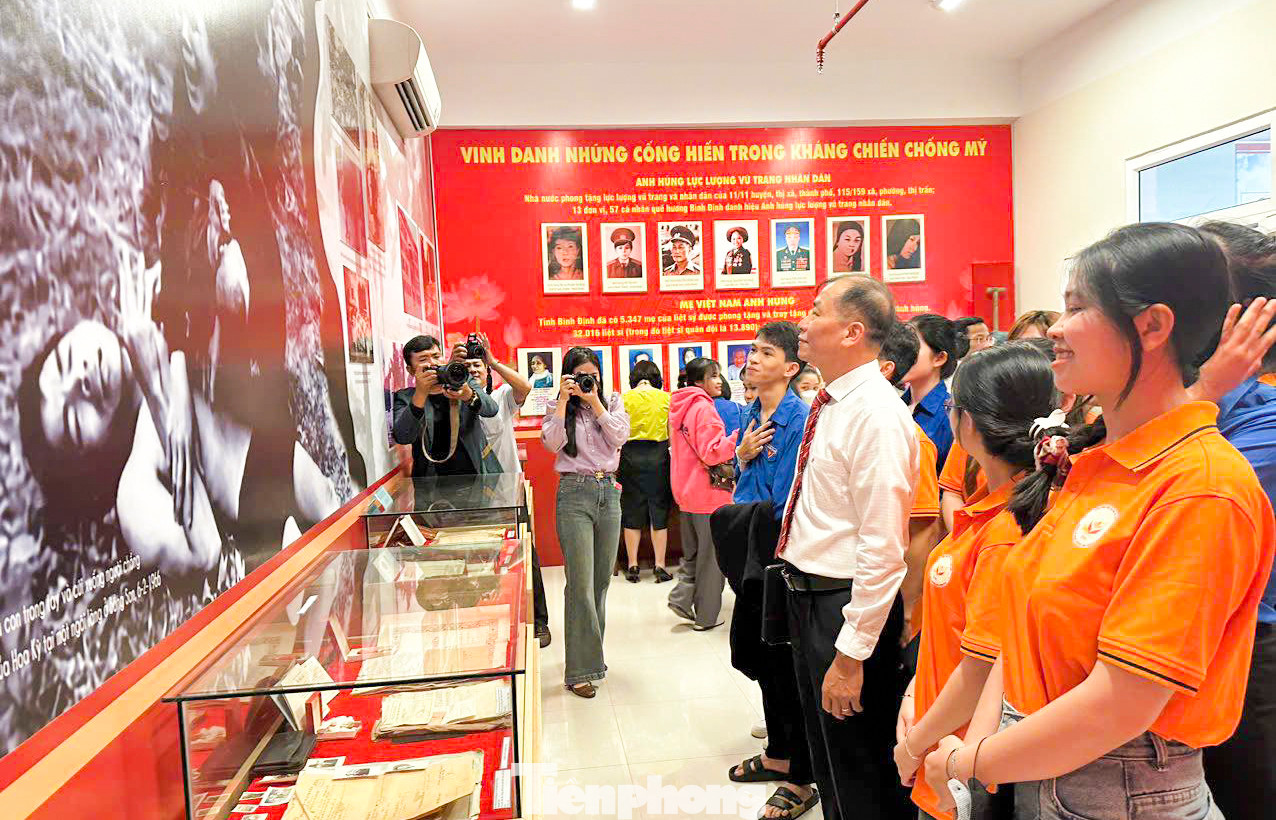 Đông đảo các bạn trẻ đến tìm hiểu tài liệu lịch sử về mảnh đất Bình Định. Ảnh: Trường Định. Đông đảo các bạn trẻ đến tìm hiểu tài liệu lịch sử về mảnh đất Bình Định. Ảnh: Trường Định.