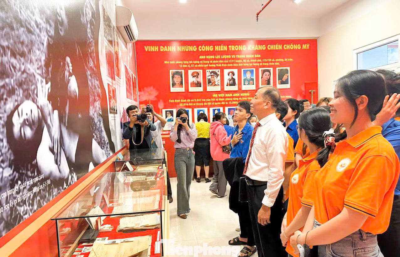 Đông đảo các bạn trẻ đến tìm hiểu tài liệu lịch sử về mảnh đất Bình Định. Ảnh: Trường Định.