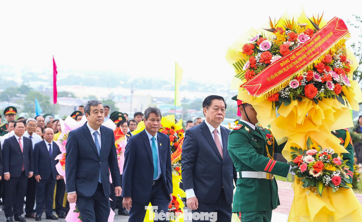 Trưởng Ban Tuyên giáo và Dân vận Trung ương Nguyễn Trọng Nghĩa dâng hoa trước tượng đài Chiến thắng Núi Bà. Ảnh: Trương Định. Trưởng Ban Tuyên giáo và Dân vận Trung ương Nguyễn Trọng Nghĩa dâng hoa trước tượng đài Chiến thắng Núi Bà. Ảnh: Trương Định.