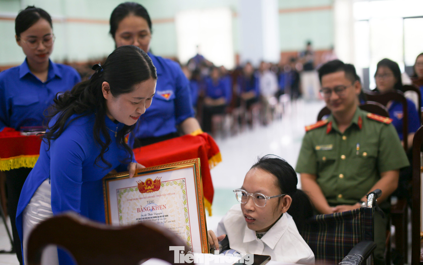 Thừa ủy quyền Trung ương Hội LHTN Việt Nam, chị Huỳnh Thị Thanh Nguyệt - Phó Bí thư Thường trực Tỉnh Đoàn Bình Định trao tặng phần thưởng cho bạn Lê Thảo Nguyên. Ảnh: Trương Định Thừa ủy quyền Trung ương Hội LHTN Việt Nam, chị Huỳnh Thị Thanh Nguyệt - Phó Bí thư Thường trực Tỉnh Đoàn Bình Định trao tặng phần thưởng cho bạn Lê Thảo Nguyên. Ảnh: Trương Định