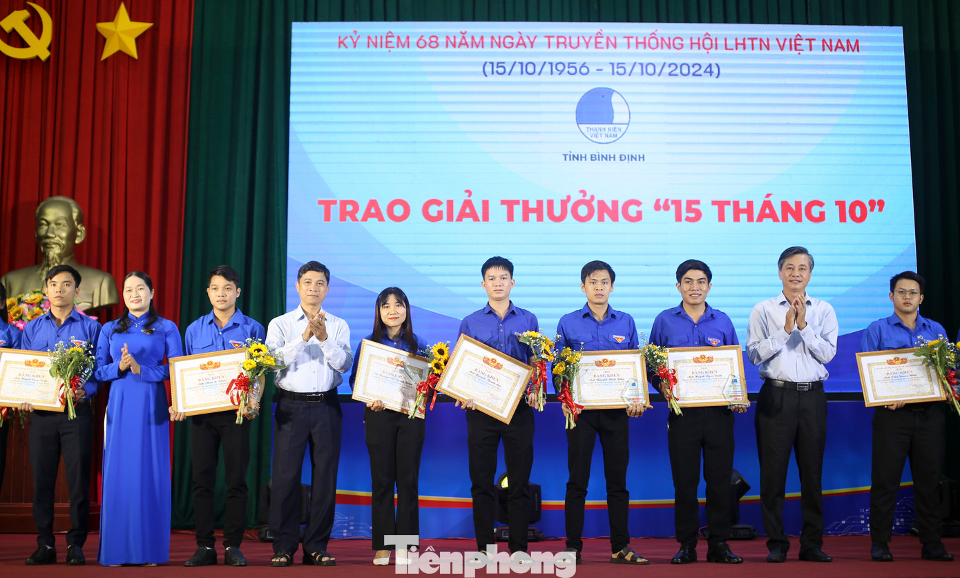 Trao giải thưởng "15 tháng 10" cho các gương tiêu biểu. Ảnh: Trương Định Trao giải thưởng "15 tháng 10" cho các gương tiêu biểu. Ảnh: Trương Định