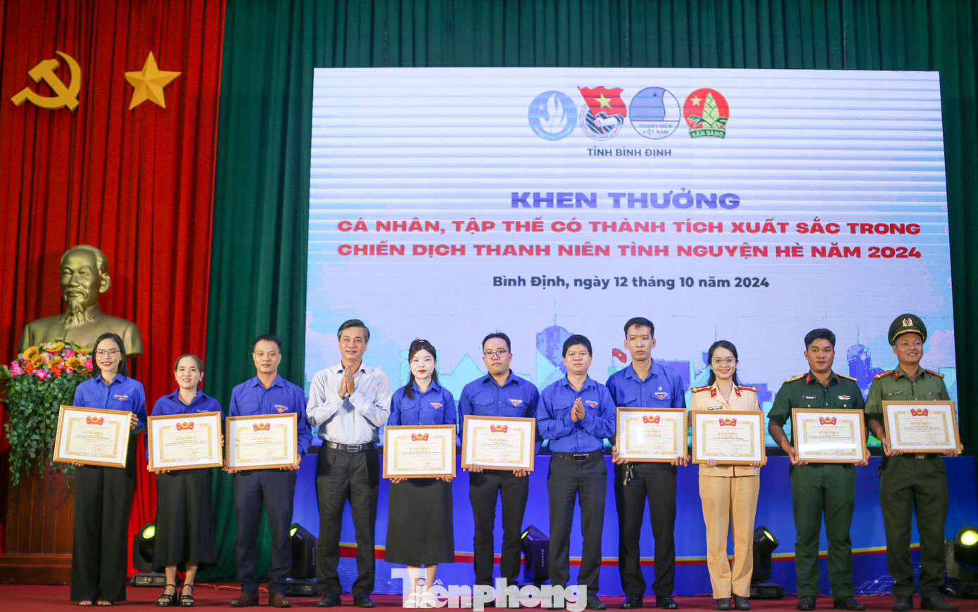 Khen thưởng các cá nhân, tập thể có thành tích xuất sắc trong chiến dịch TNTN hè năm 2024. Ảnh: Trương Định Khen thưởng các cá nhân, tập thể có thành tích xuất sắc trong chiến dịch TNTN hè năm 2024. Ảnh: Trương Định