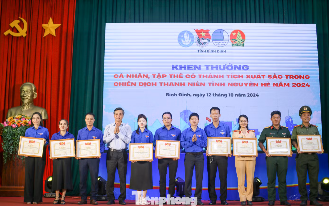 Khen thưởng các cá nhân, tập thể có thành tích xuất sắc trong chiến dịch TNTN hè năm 2024. Ảnh: Trương Định