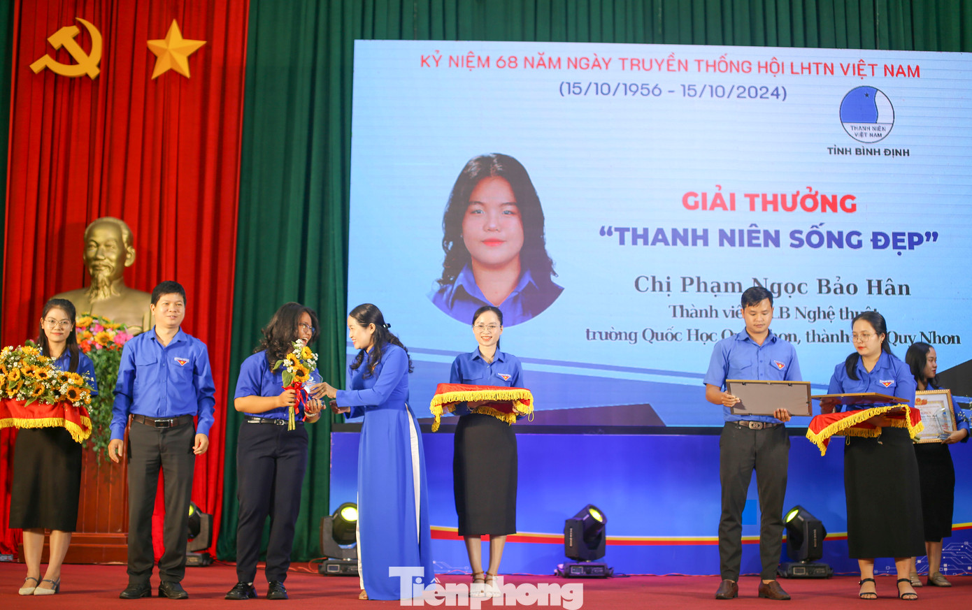 Trao giải thưởng "Thanh niên sống đẹp". Ảnh: Trương Định Trao giải thưởng "Thanh niên sống đẹp". Ảnh: Trương Định