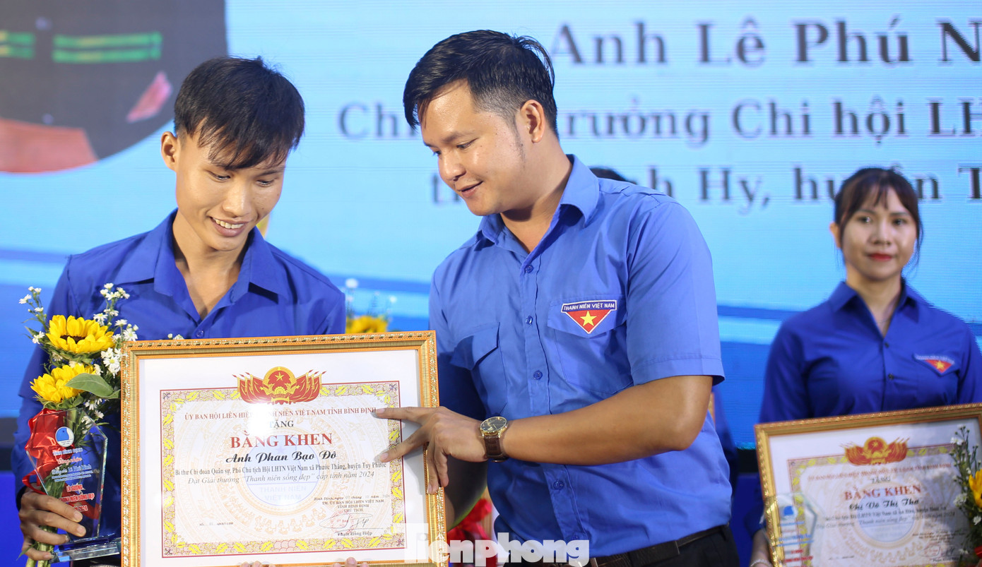 Anh Nguyễn Tấn Hưng - Phó Chủ tịch Thường trực Hội LHTN Việt Nam tỉnh Bình Định trao bằng khen cho thanh niên sống đẹp. Ảnh: Trương Định Anh Nguyễn Tấn Hưng - Phó Chủ tịch Thường trực Hội LHTN Việt Nam tỉnh Bình Định trao bằng khen cho thanh niên sống đẹp. Ảnh: Trương Định
