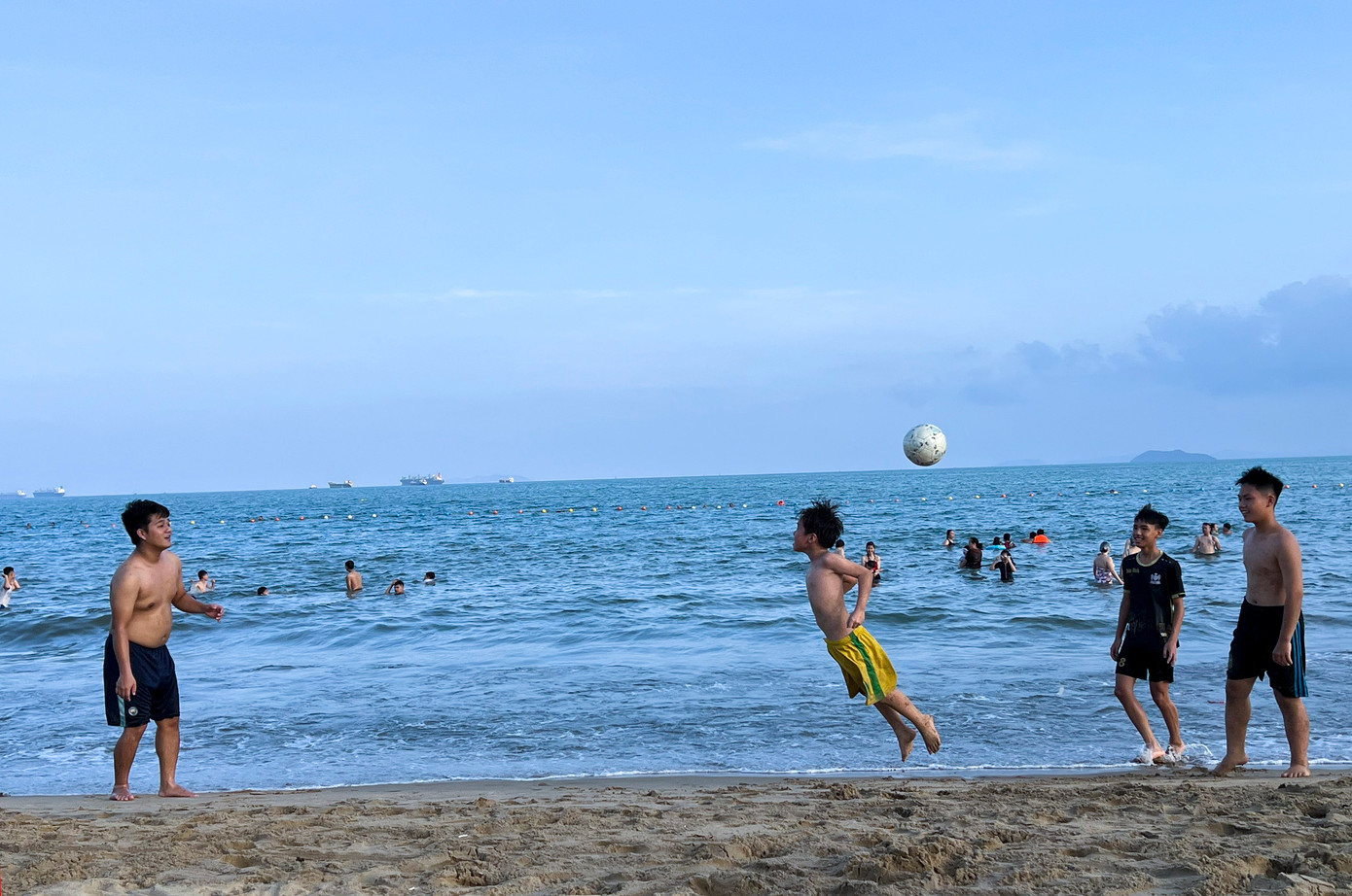 Người dân chơi thể thao tại bãi biển. (Ảnh: Nguyễn Ngọc)