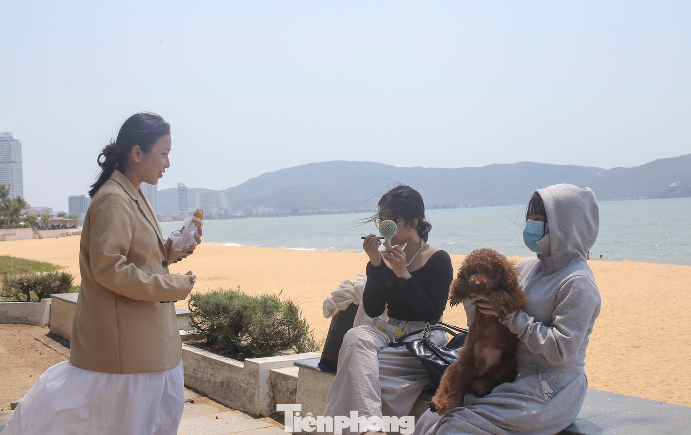 Nắng quá gay gắt nên người phải mặc áo giáp, bịt kín mít khi đi chơi. Ảnh: Trương Định.