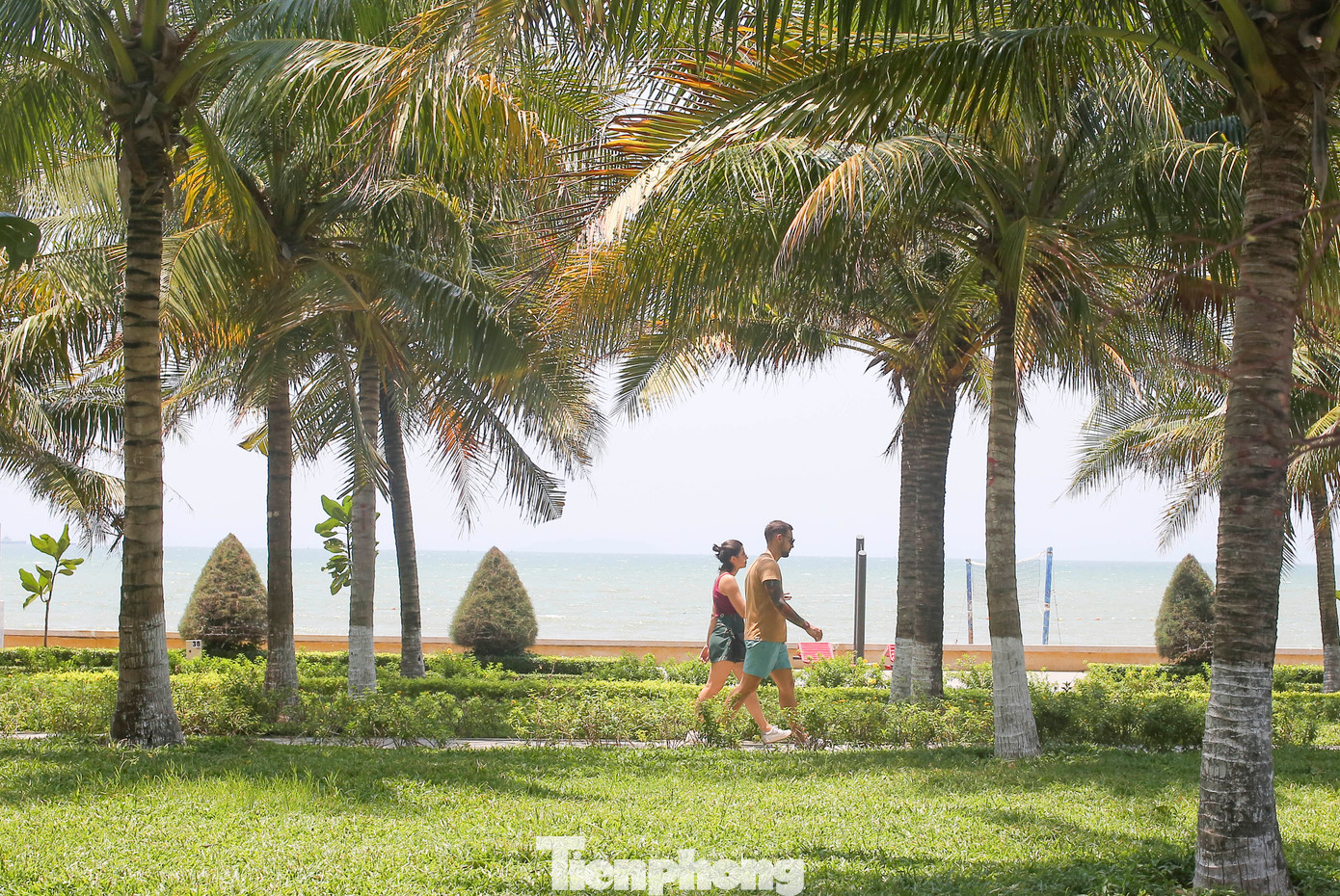 Khách du lịch dạo mát dọc bờ biển Quy Nhơn. Ảnh: Trương Định.