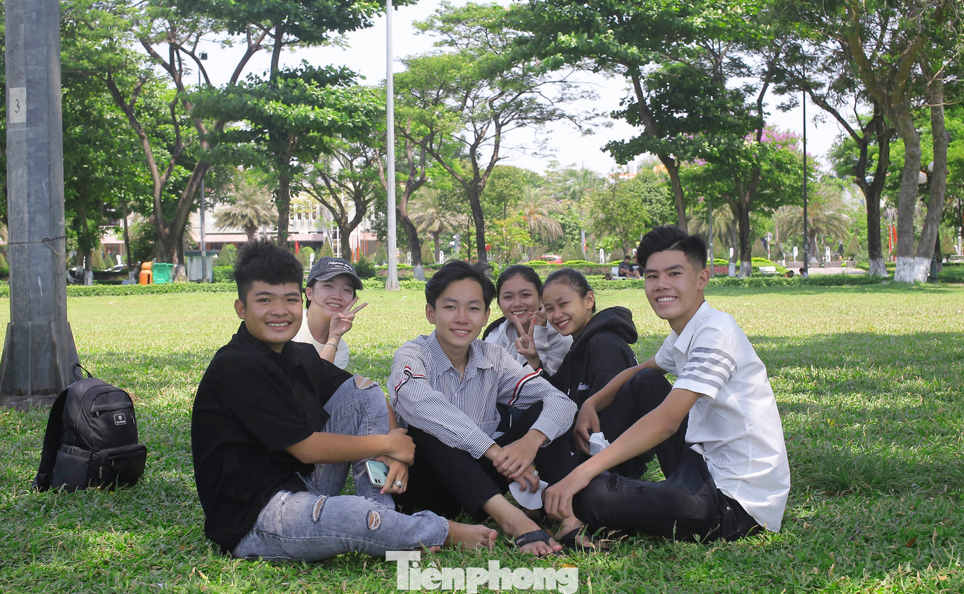 Một nhóm thanh niên vào công viên trốn nắng, hóng mát.