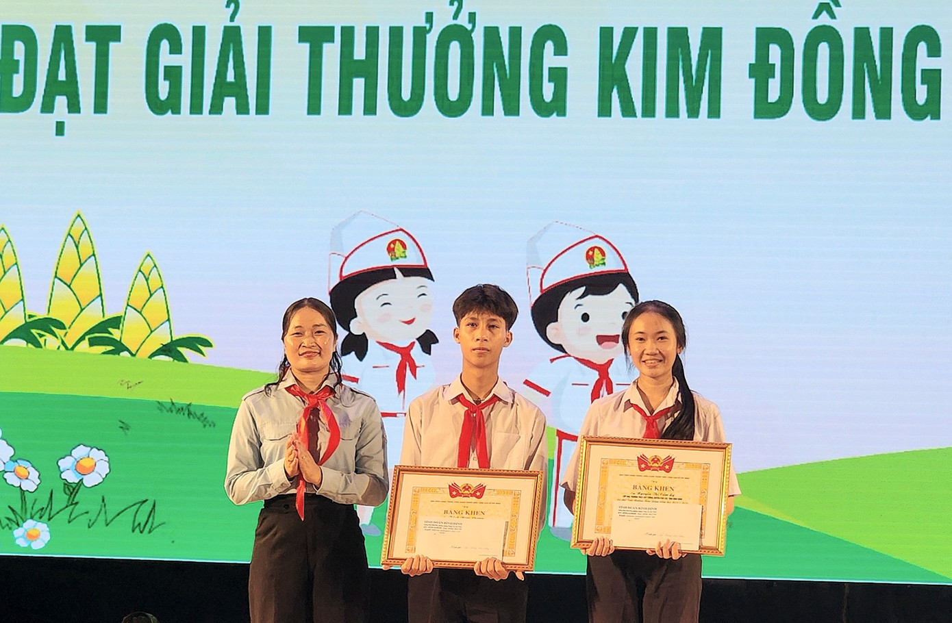 2 đội viên đạt "Giải thưởng Kim Đồng". Ảnh: A.P