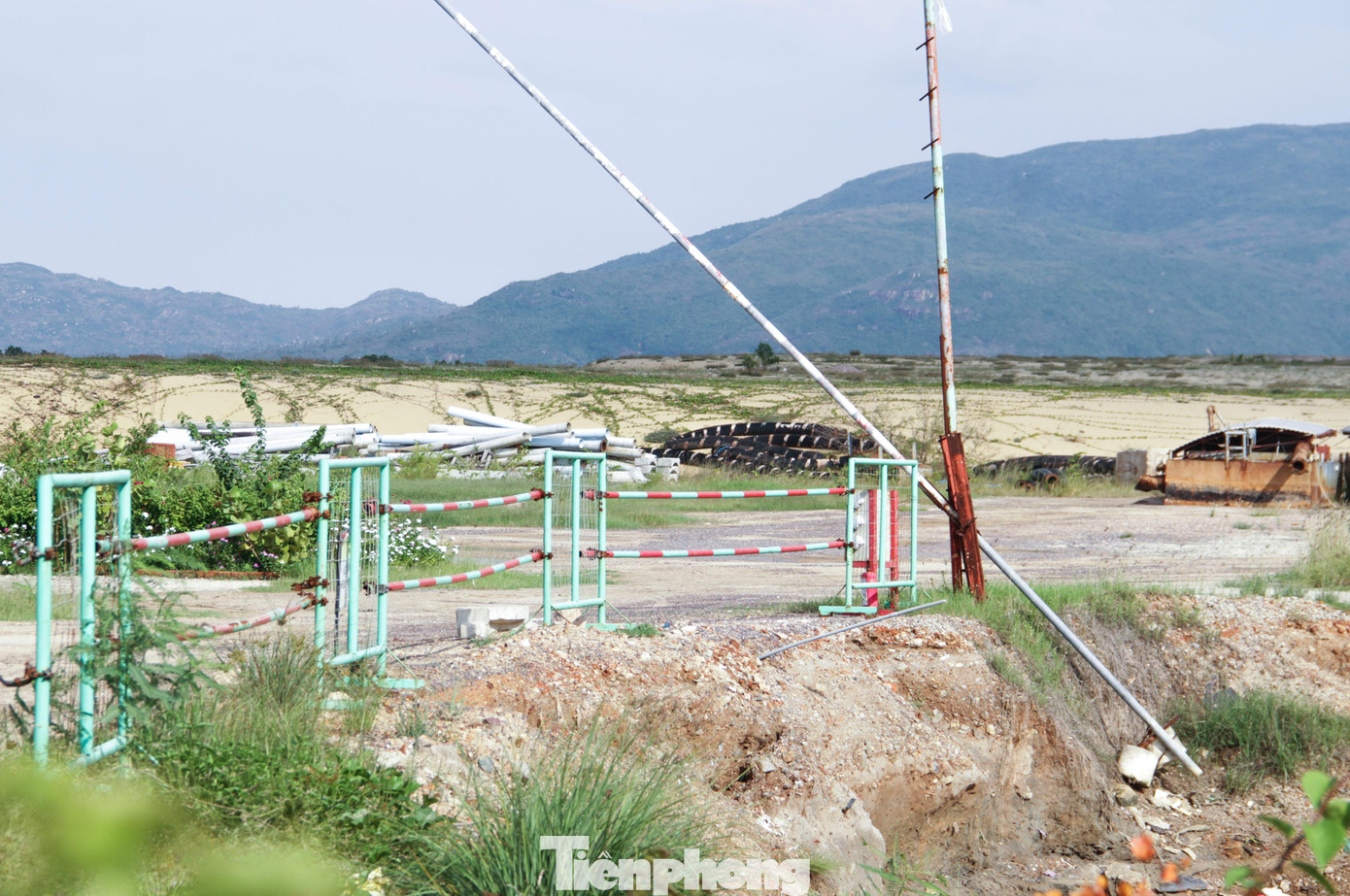 Theo ghi nhận của PV, đến nay dự án vẫn còn dang dở, “án binh bất động”. Ảnh: T.Đ