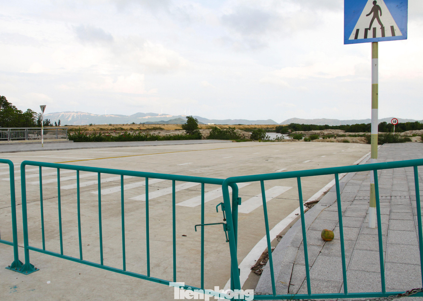 Lãnh đạo tỉnh Bình Định cũng giao Sở Kế hoạch và Đầu tư chủ trì, phối hợp với các cơ quan, đơn vị có liên quan kiểm tra tiến độ triển khai thực hiện dự án nêu trên của nhà đầu tư theo quy định. Sở Xây dựng kiểm tra việc triển khai thực hiện đầu tư xây dựng theo quy hoạch chi tiết xây dựng tỷ lệ 1/500 đã được UBND tỉnh phê duyệt tại Quyết định số 122/QĐ-UBND ngày 10/1/2020, báo cáo kết quả cho UBND tỉnh. Ảnh: T.Đ