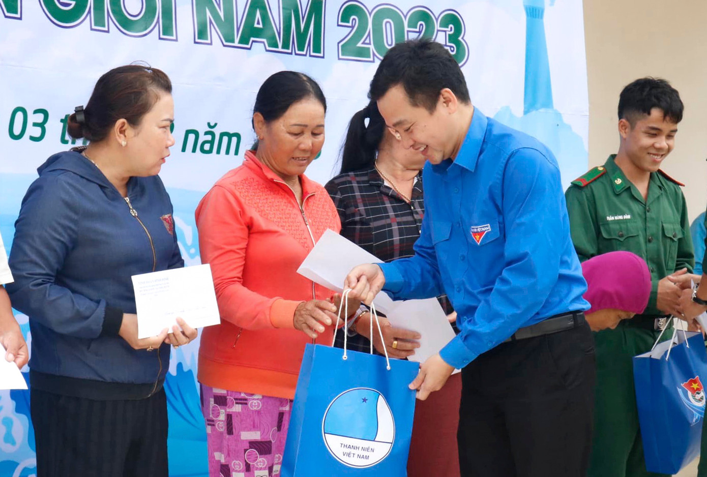 Anh Nguyễn Thành Trung - Phó Bí thư Thường trực Tỉnh Đoàn Bình Định trao quà cho các gia đình.