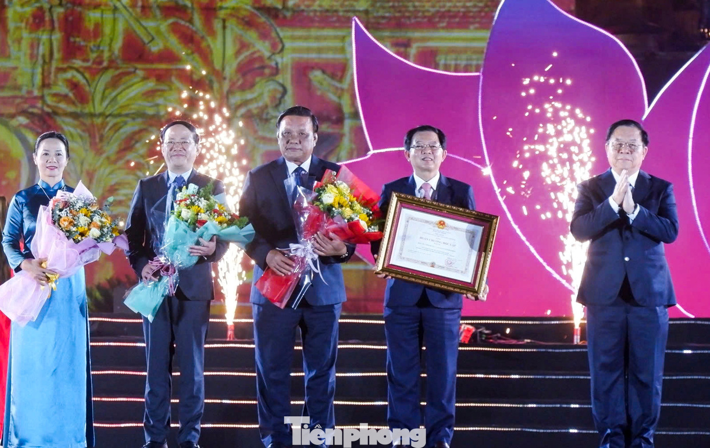 Trao Huân chương Độc lập hạng Ba cho Đảng bộ, chính quyền và nhân dân tỉnh Bình Định. Ảnh: Trương Định Trao Huân chương Độc lập hạng Ba cho Đảng bộ, chính quyền và nhân dân tỉnh Bình Định. Ảnh: Trương Định