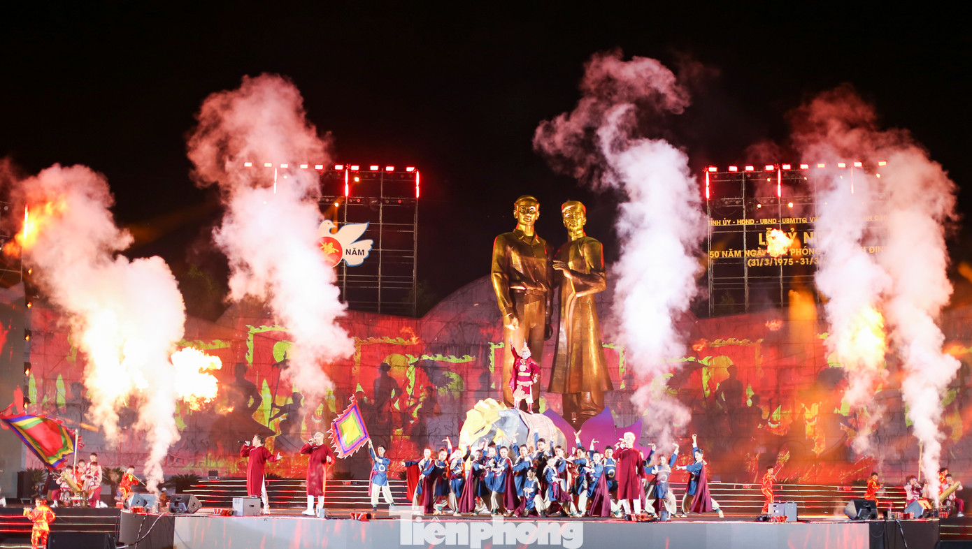 Chương trình nghệ thuật được dàn dựng công phu. Ảnh: Trương Định Chương trình nghệ thuật được dàn dựng công phu. Ảnh: Trương Định