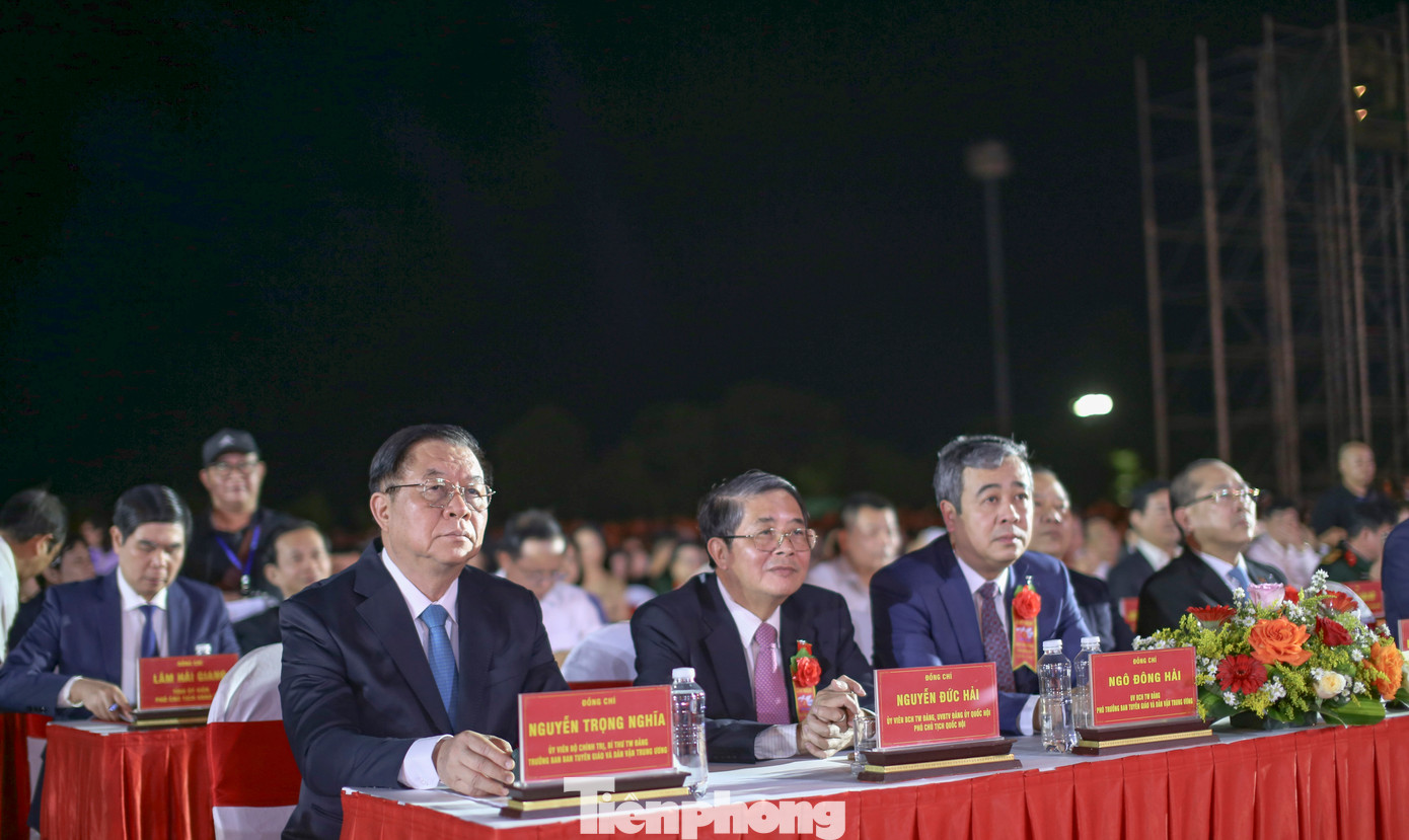 Các đại biểu cùng đông đảo người dân dự lễ kỷ niệm. Ảnh: Trương Định Các đại biểu cùng đông đảo người dân dự lễ kỷ niệm. Ảnh: Trương Định