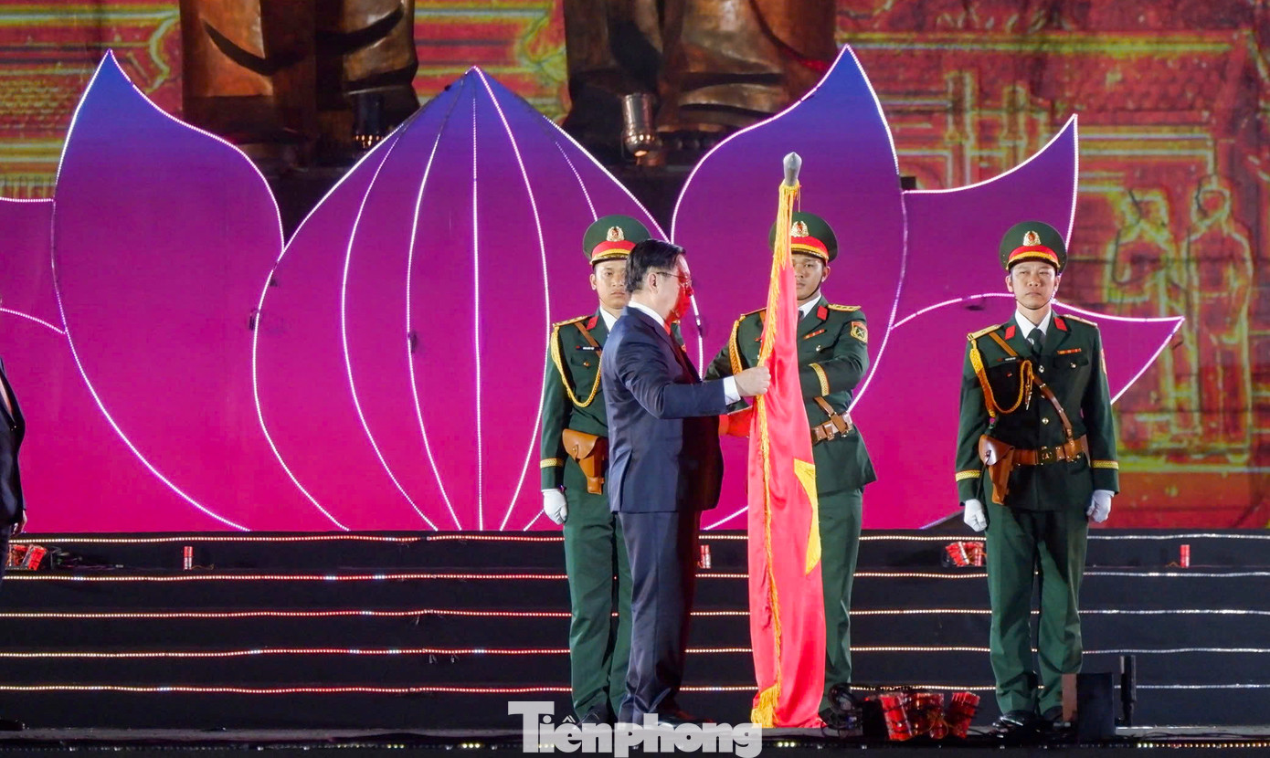 Trao Huân chương Độc lập hạng Ba cho Đảng bộ, chính quyền và nhân dân tỉnh Bình Định. Ảnh: Trương Định Trao Huân chương Độc lập hạng Ba cho Đảng bộ, chính quyền và nhân dân tỉnh Bình Định. Ảnh: Trương Định