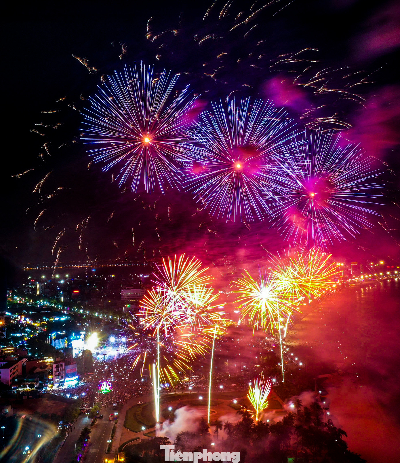 Pháo hoa bừng sáng trên bầu trời Quy Nhơn. Ảnh: N.D Pháo hoa bừng sáng trên bầu trời Quy Nhơn. Ảnh: N.D