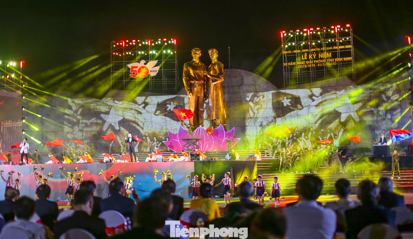 Chương trình nghệ thuật được dàn dựng công phu. Ảnh: Trương Định Chương trình nghệ thuật được dàn dựng công phu. Ảnh: Trương Định