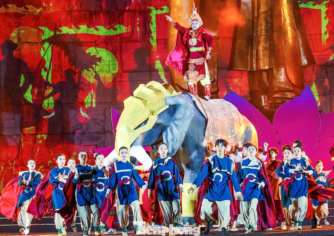 Chương trình nghệ thuật được dàn dựng công phu. Ảnh: Trương Định Chương trình nghệ thuật được dàn dựng công phu. Ảnh: Trương Định