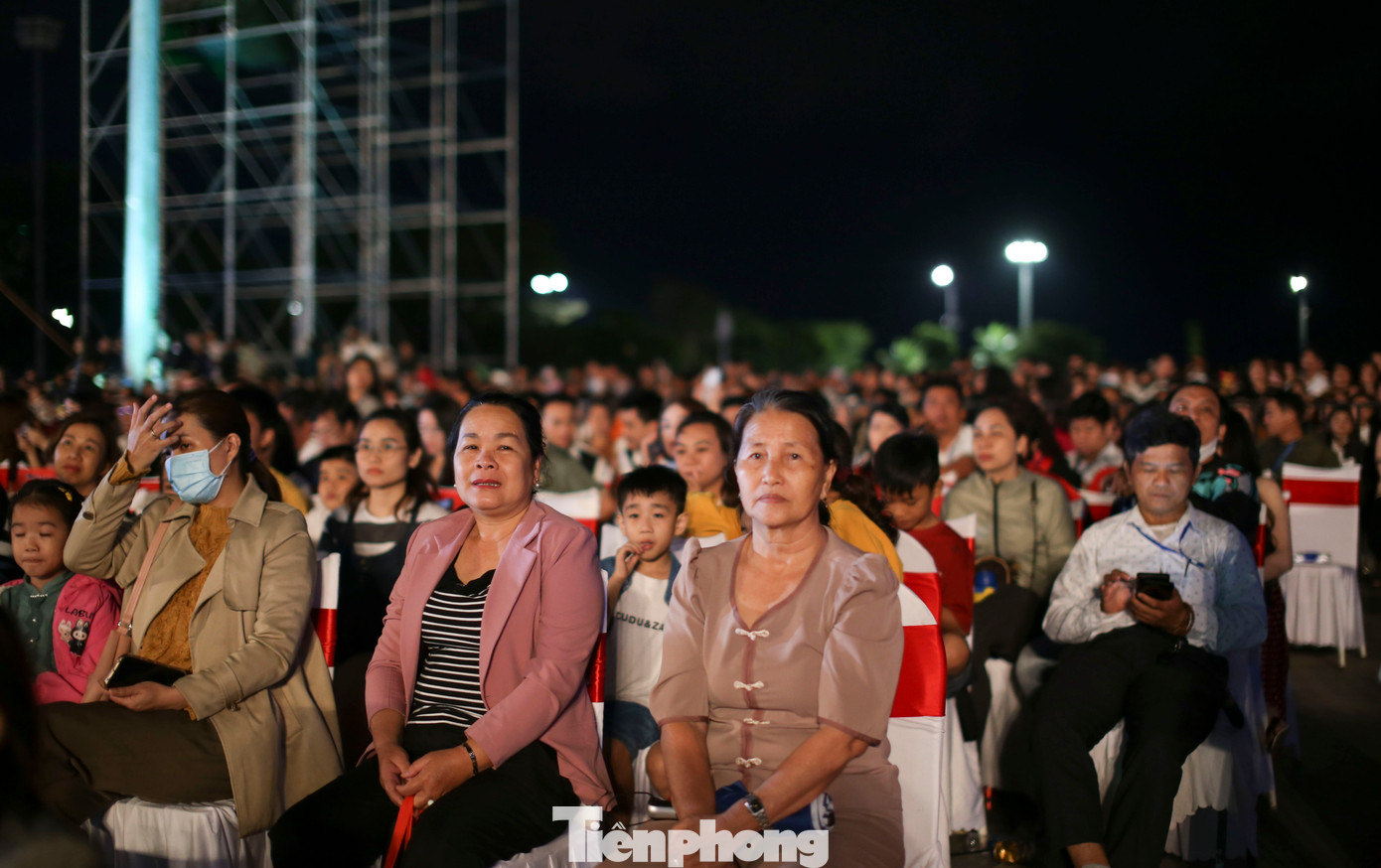 Các đại biểu cùng đông đảo người dân dự lễ kỷ niệm. Ảnh: Trương Định Các đại biểu cùng đông đảo người dân dự lễ kỷ niệm. Ảnh: Trương Định