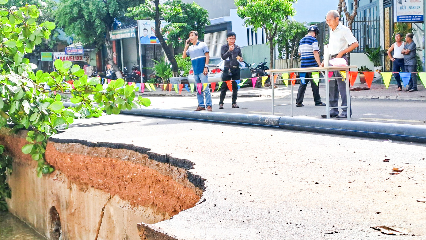 Tối 4/9 trên địa bàn thành phố Quy Nhơn xảy ra mưa dông, gió lớn kéo dài hàng giờ đồng hồ, khiến một số tuyến đường bị ngập cục bộ.