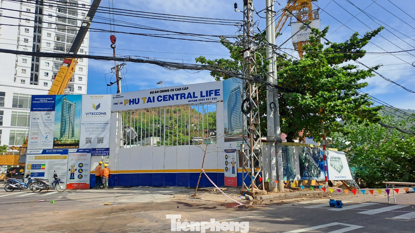 Sáng 5/9, các đơn vị chức năng tỉnh Bình Định vẫn đang phong tỏa để tìm hiểu nguyên nhân, khắc phục sự cố sụt lún trên đường Hoàng Văn Thụ (thành phố Quy Nhơn). Trong ảnh: Điểm sụt lún tiếp giáp dự án Chung cư cao cấp Phú Tài Central Life. (Ảnh: Trương Định)