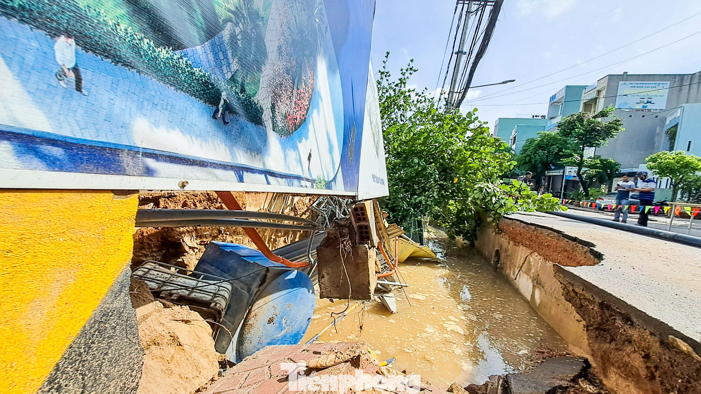 Sụt lún ăn sâu ra đường Hoàng Văn Thụ, 'nuốt chửng' nhiều cây xanh, trụ điện, bảng quảng cáo tại dự án. (Ảnh: Trương Định)