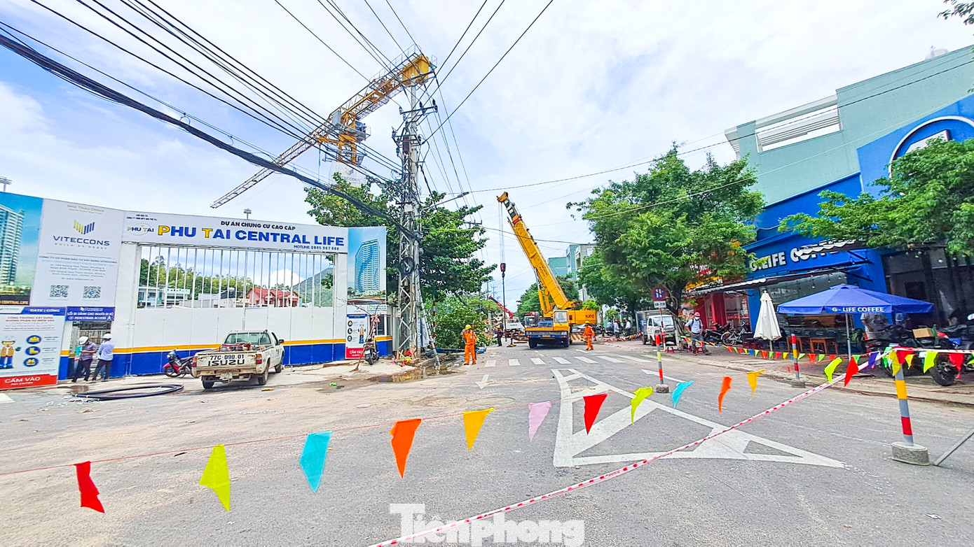 Các đơn vị đang tiến hành khắc phục điểm sụt lún. (Ảnh: Trương Định) Các đơn vị đang tiến hành khắc phục điểm sụt lún. (Ảnh: Trương Định)