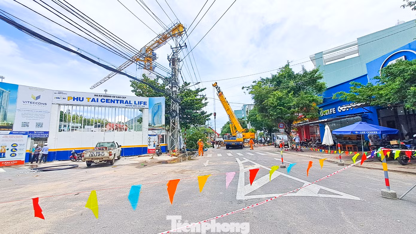 Các đơn vị đang tiến hành khắc phục điểm sụt lún. (Ảnh: Trương Định) Các đơn vị đang tiến hành khắc phục điểm sụt lún. (Ảnh: Trương Định)