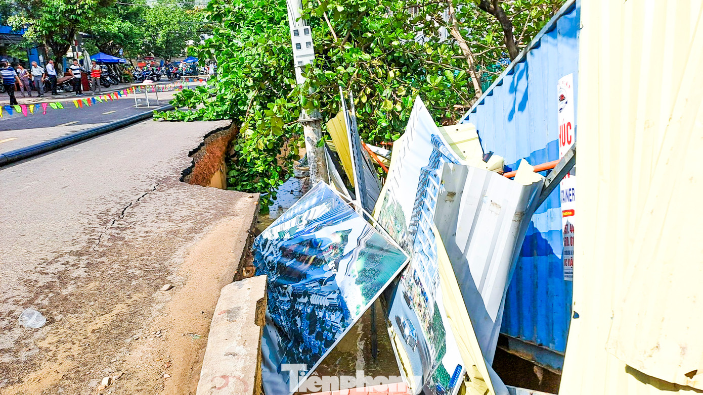 Trong cơn mưa dông, người dân phát hiện cây cối, trụ điện cùng các vật kiến trúc ven đường Hoàng Văn Thụ - đoạn tiếp giáp dự án Chung cư cao cấp Phú Tài Central Life bất ngờ sụt lún, kèm theo tiếng động ầm ầm. Trong ảnh: Một số cây xanh, trụ điện cùng các bảng hiệu dự án bị sụt lún. Ảnh: Trương Định