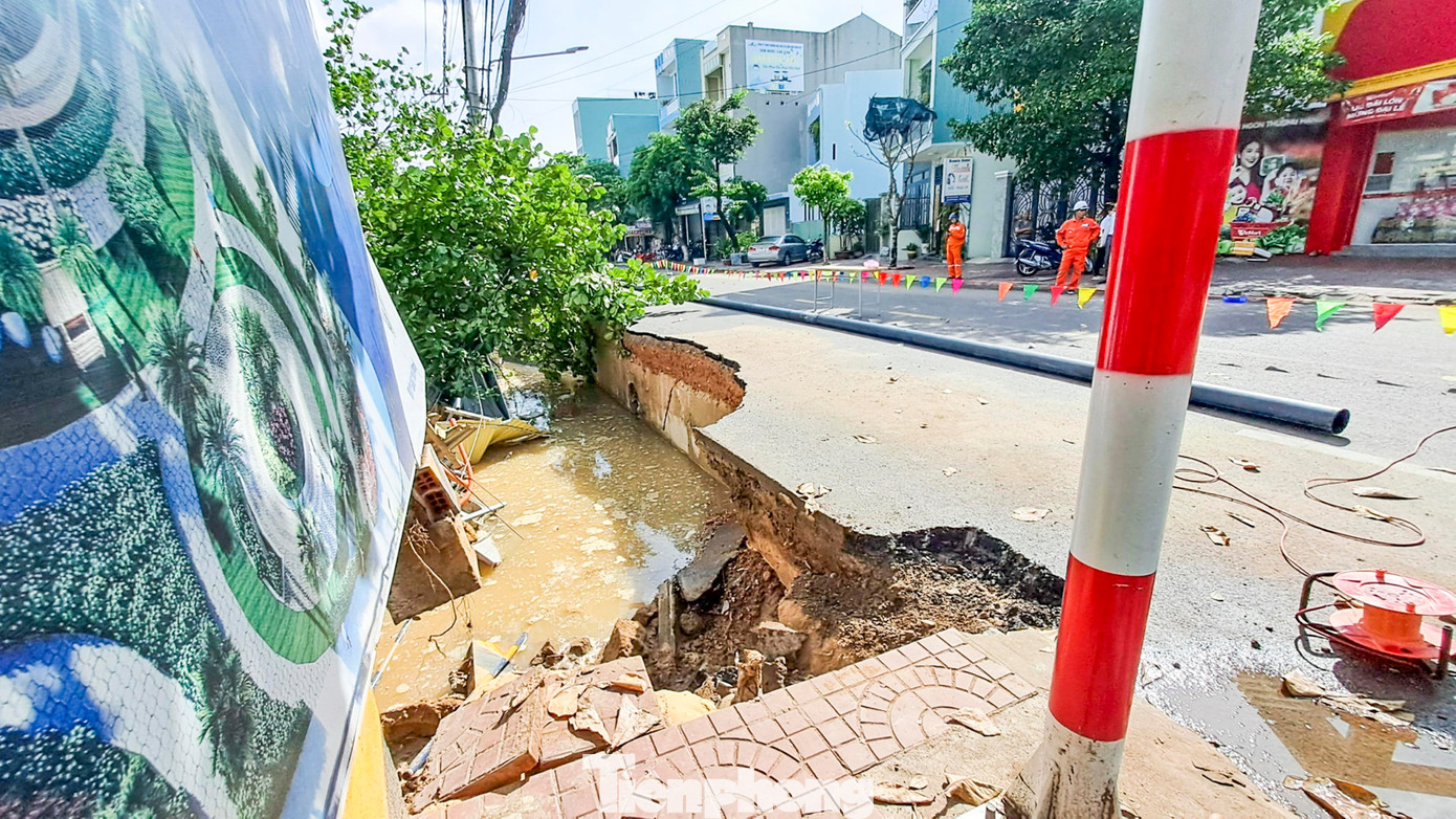 Sụt lún ăn sâu ra tuyến đường Hoàng Văn Thụ. (Ảnh: Trương Định) Sụt lún ăn sâu ra tuyến đường Hoàng Văn Thụ. (Ảnh: Trương Định)
