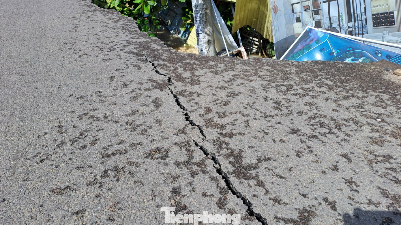 Vết nứt trên đường. Ảnh: Trương Định