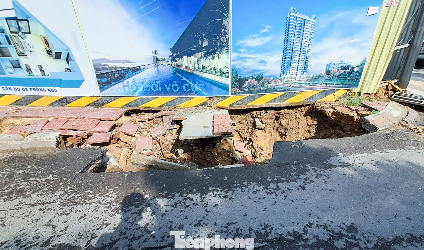 Các ống nước bảng hiệu thuộc dự án Chung cư cao cấp Phú Tài Central Life cũng bị đổ sập. Ảnh: Trương Định