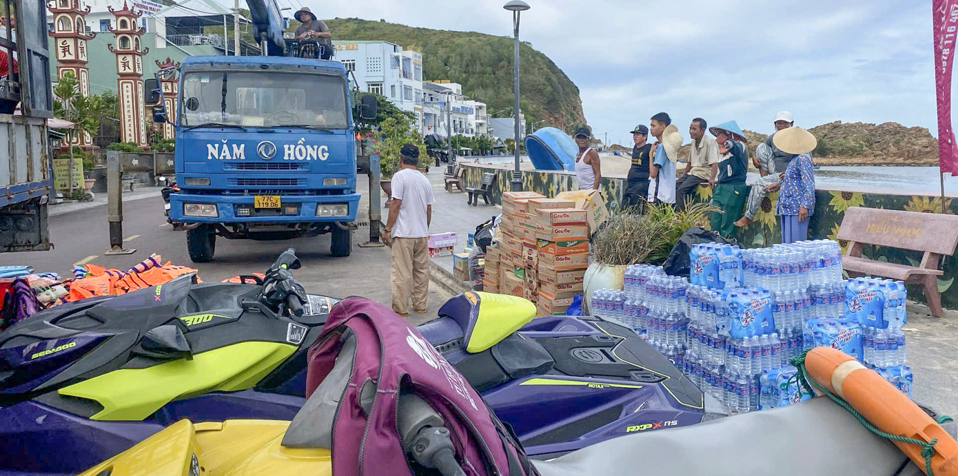 Mì tôm, nước uống quyên góp được chuẩn bị đưa lên xe, xuất phát ra các tỉnh phía Bắc để kịp thời hỗ trợ người dân. Mì tôm, nước uống quyên góp được chuẩn bị đưa lên xe, xuất phát ra các tỉnh phía Bắc để kịp thời hỗ trợ người dân.