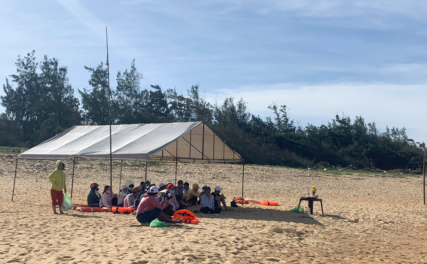 Tìm thấy thi thể cháu bé 3 tuổi sau 4 ngày mất tích. Tìm thấy thi thể cháu bé 3 tuổi sau 4 ngày mất tích.