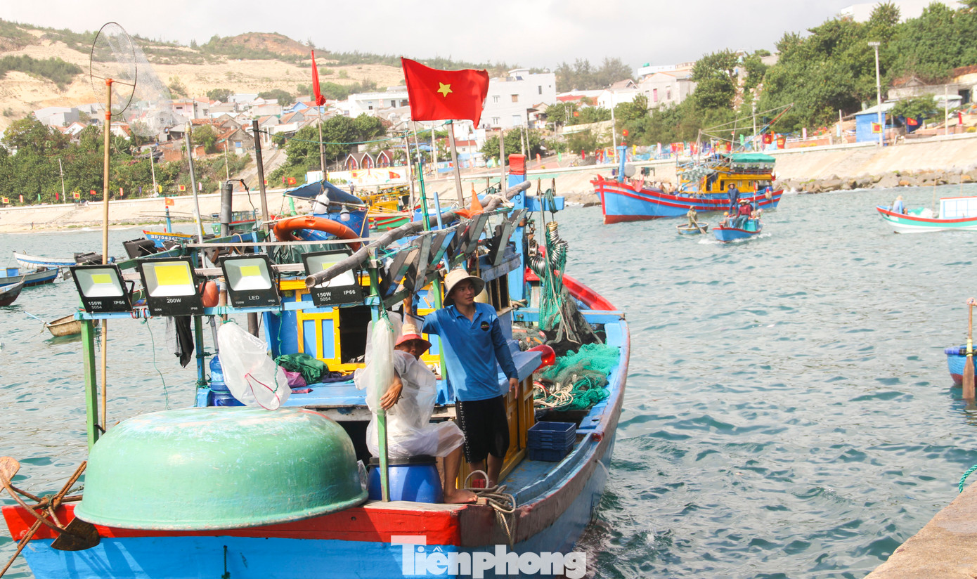 Cũng theo lãnh đạo UBND xã Nhơn Lý, giá mỗi két thủy sản bình quân giao động từ 150.000-200.000 đồng (két cá cơm nặng khoảng 11 kg, còn két ruốc nặng khoảng 10 kg), bình quân mỗi tàu thuyền khai thác khoảng 3 tấn thủy sản mỗi ngày với số tiền 45 triệu đồng, có thuyền trúng đậm hơn.