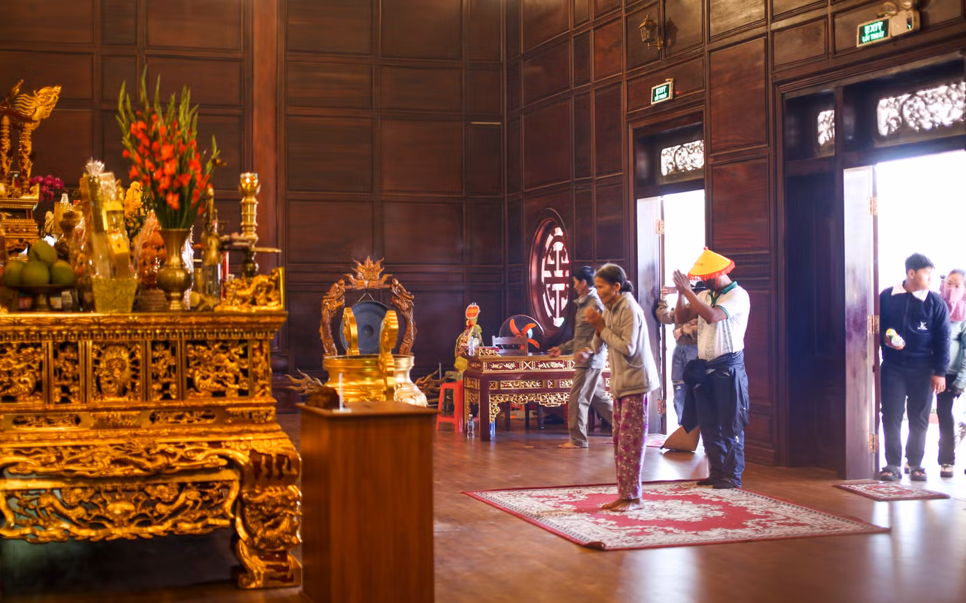 Người dân vào điện thờ để dâng hương, viếng lễ. Ảnh: Trương Định